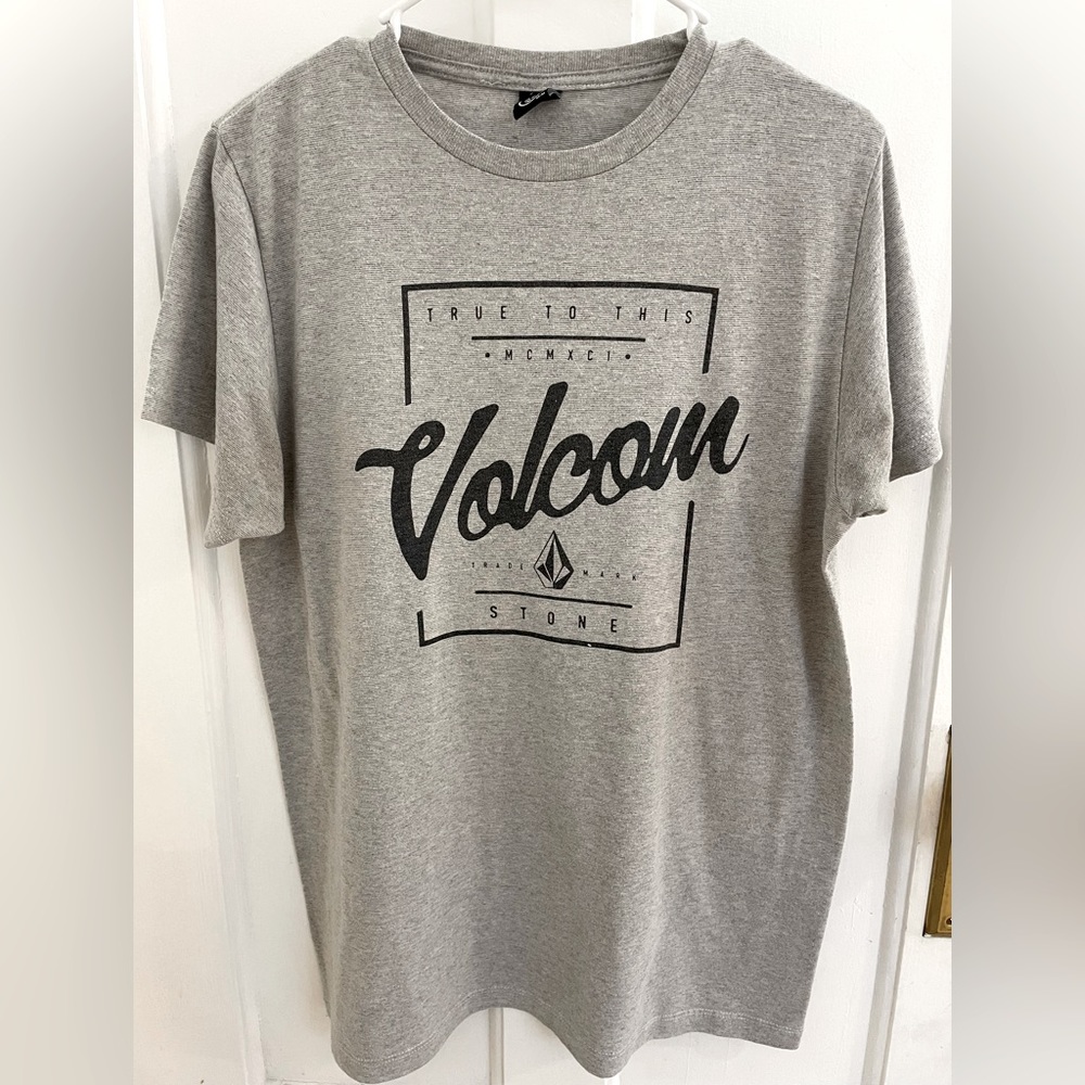 Men’s Volcom t-shirt size M EUC!!